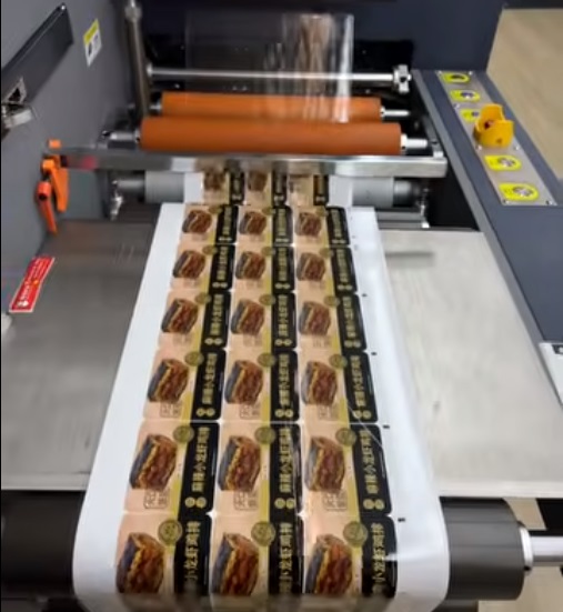 Xinsen Packaging met à niveau son atelier d'étiquettes numériques, permettant une production flexible à haut mélange avec un contrôle qualité complet du processus