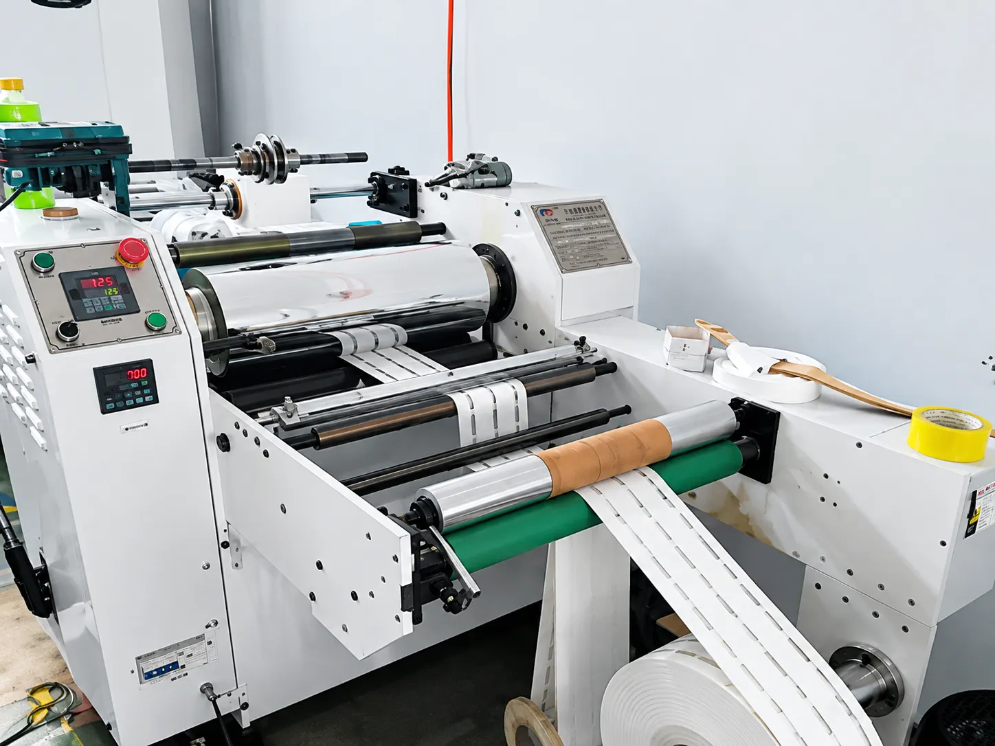 La technologie avancée d'impression flexographique UV améliore l'efficacité de la production d'étiquettes