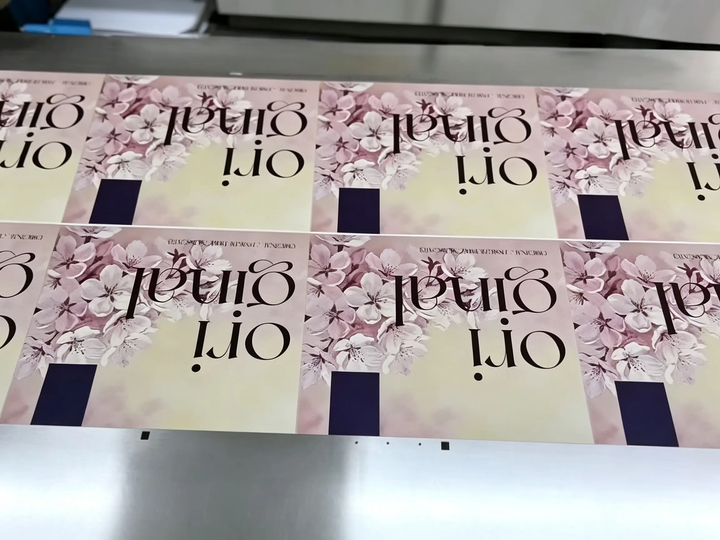 L'application d'étiquettes autocollantes argent brillant dans les étiquettes de boissons