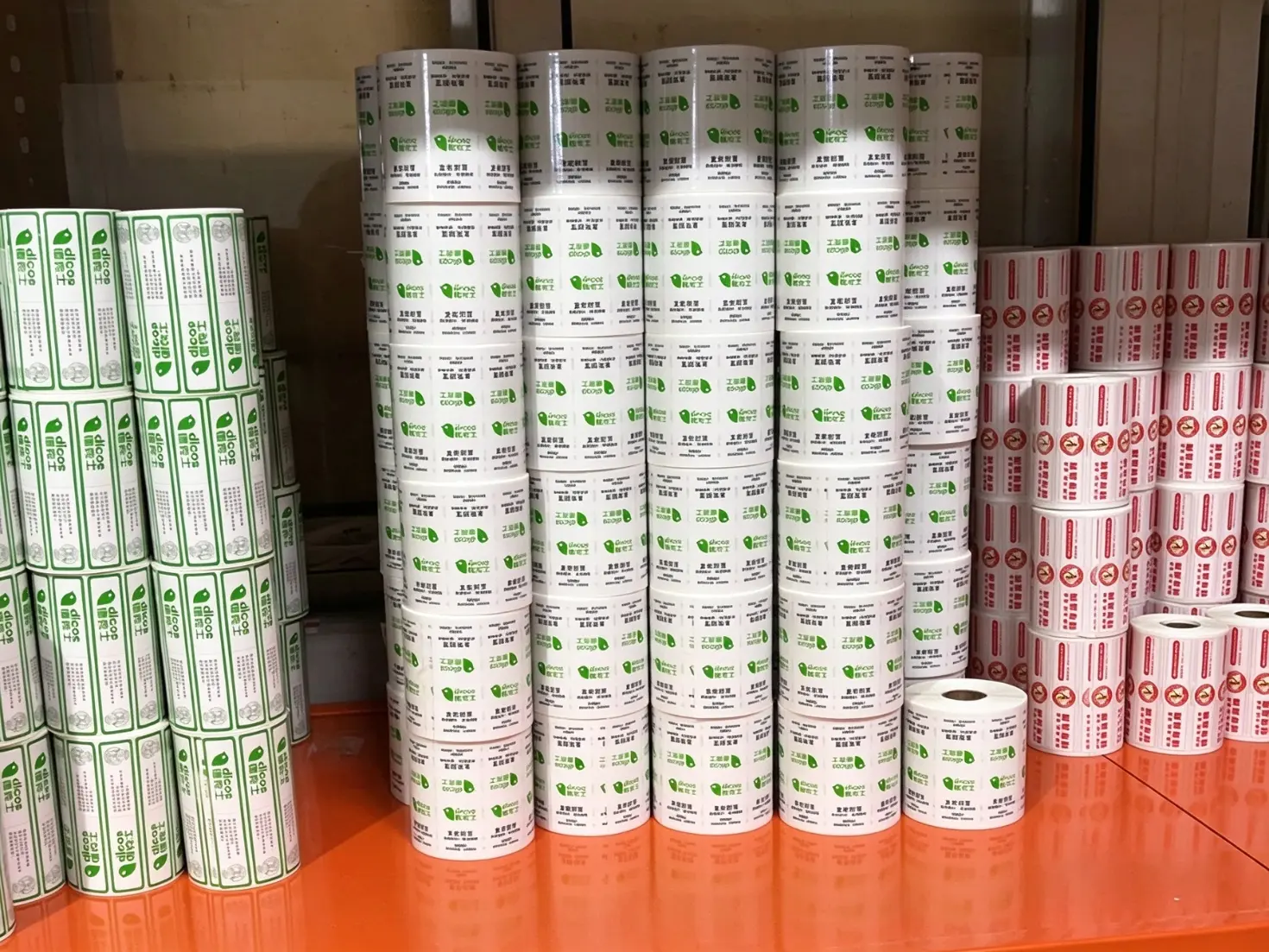 Comment la découpeuse à grande vitesse de Xinsen Packaging améliore-t-elle l'efficacité de la production d'autocollants de sceau ?